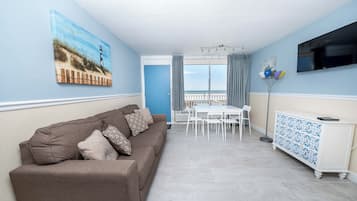 Suite – deluxe | Oppholdsrom | En 45-tommers Flatskjerm-TV med kabel-kanaler