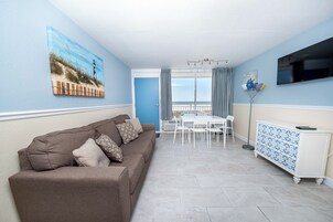 Suíte luxo | Sala de estar | TV de tela plana 45 polegadas com canais a cabo