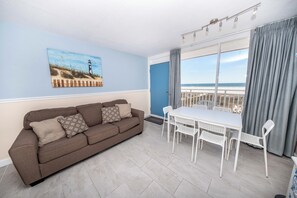 Deluxe-Suite | Wohnzimmer | 45-Zoll-Flachbildfernseher mit Kabelempfang