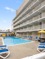 Una piscina al aire libre de temporada