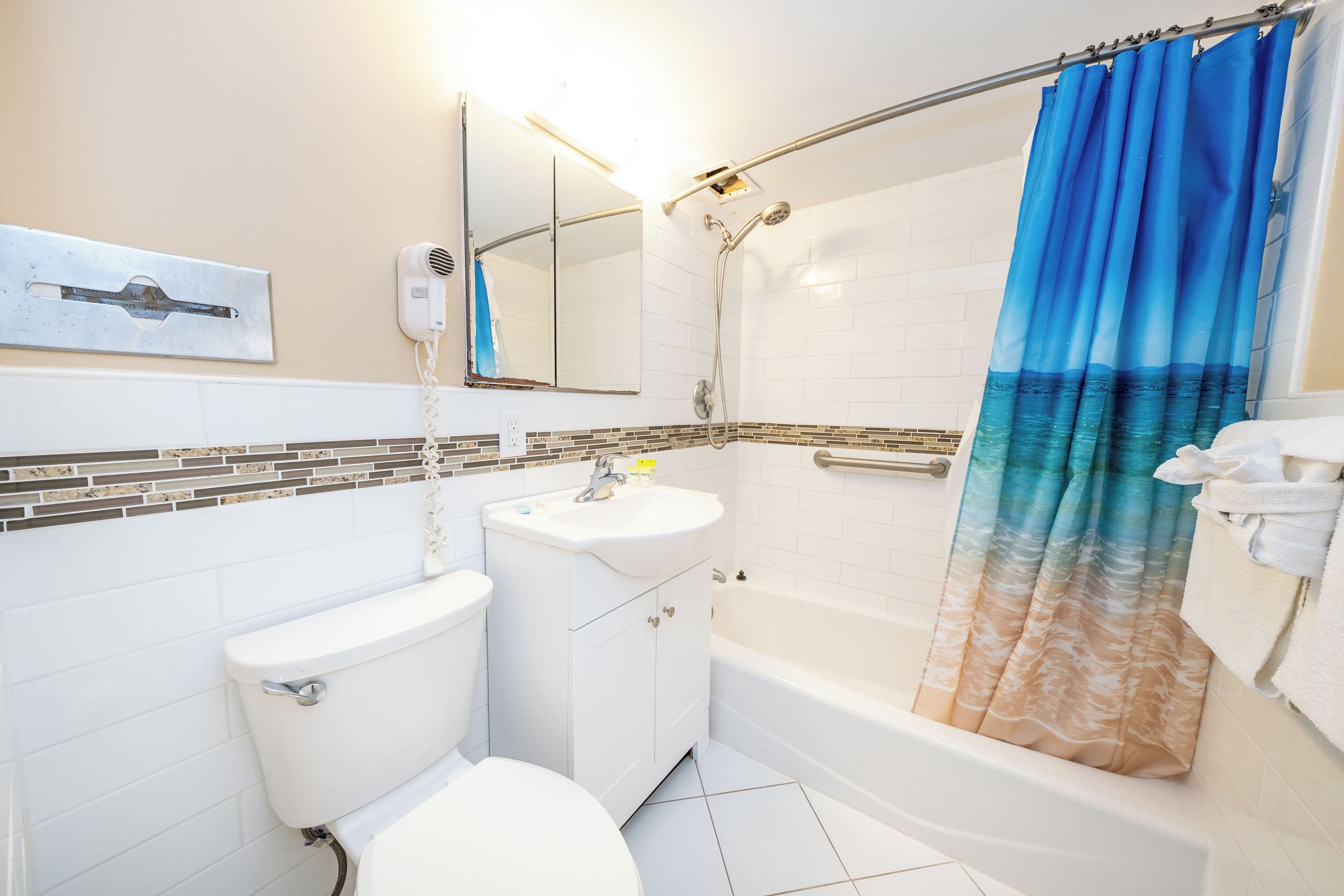 Une salle de bain avec des toilettes, un lavabo et une baignoire.