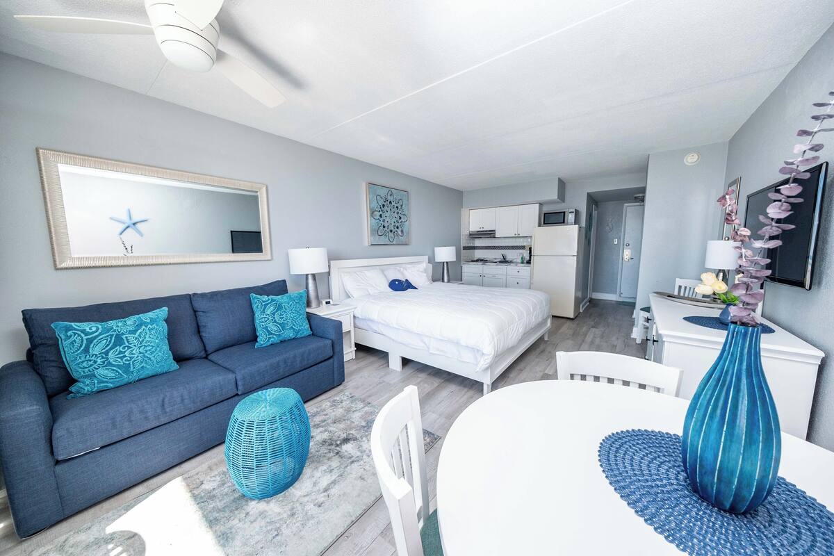 Suite studio Deluxe, vue sur l’océan, au bord de l’océan | Espace de travail pour ordinateurs portables, fer et planche à repasser