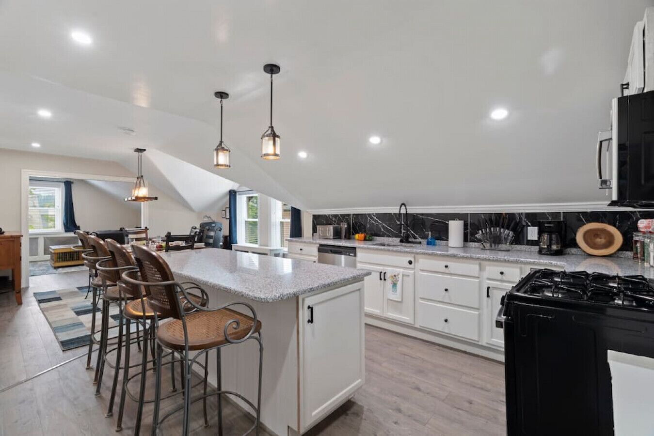 Spacious Home: King Beds Gym Deck Games Parking AC