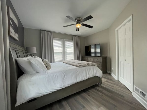 2 bedrooms, desk, iron/ironing board, WiFi