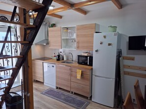 Frigorífico, microondas, placa de cocina y lavavajillas