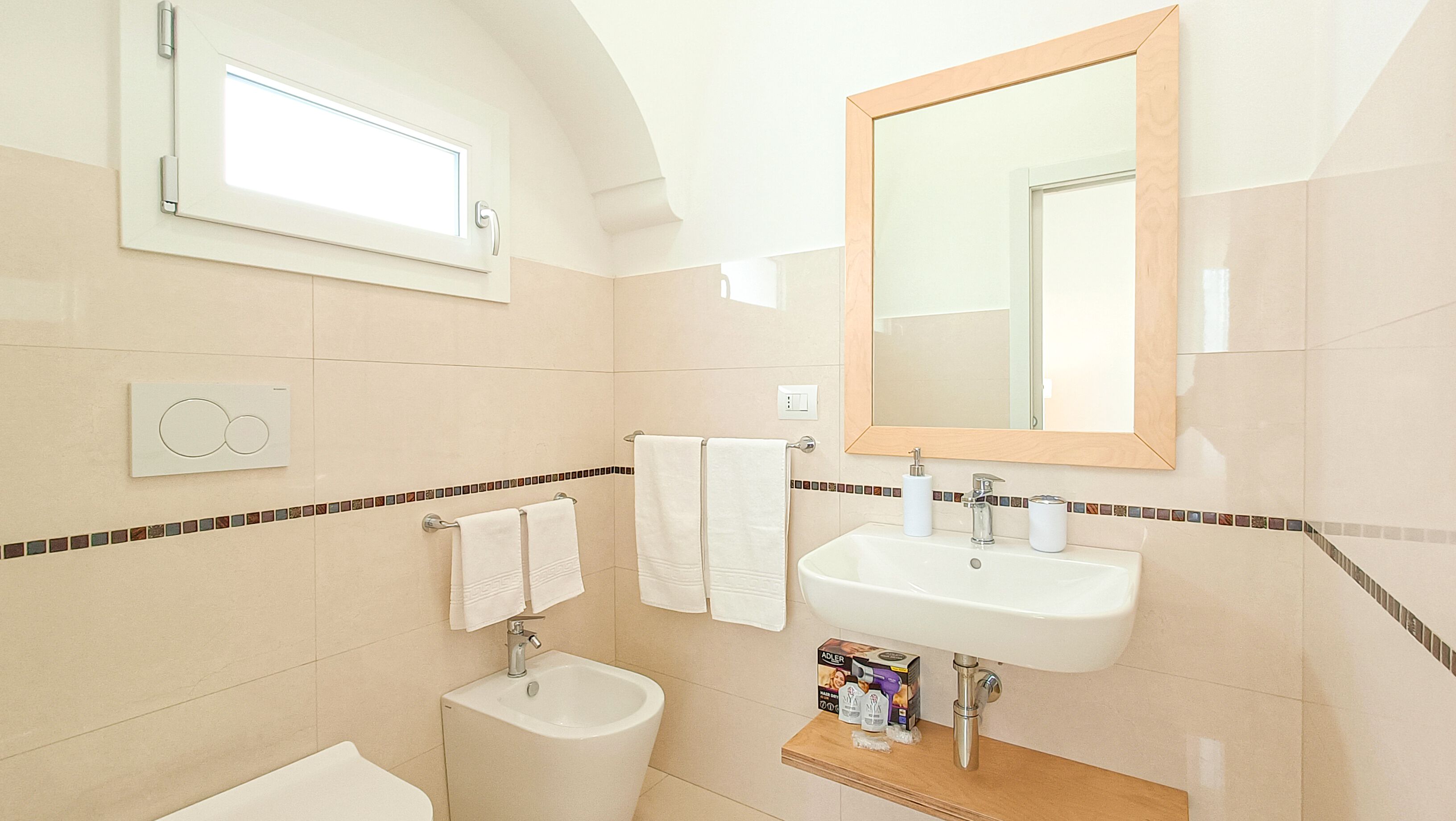 Standard Double or Twin Room, Ensuite | Bathroom | Shower, rainfall showerhead, hair dryer, bidet
