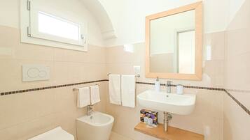 Standard Double or Twin Room, Ensuite | Bathroom | Shower, rainfall showerhead, hair dryer, bidet