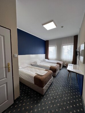 Quarto clássico, 3 camas de solteiro | Escrivaninha, Wi-Fi de cortesia