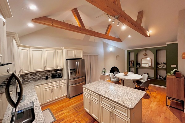 Geladeira, micro-ondas, fogão, cooktop