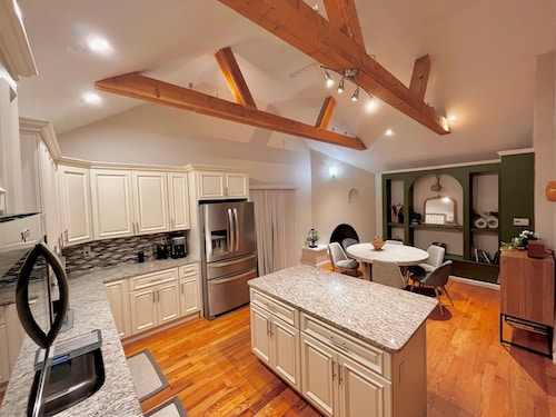 Tranquil Cape getaway 4BD 2BA with AC, Family and Pet Friendly! 
