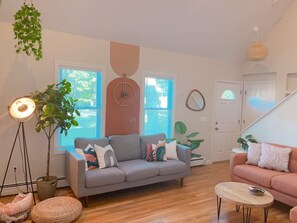 Smart-TV, Kamin, Bücher, Stereoanlage