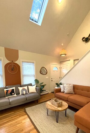 Smart-TV, Kamin, Bücher, Stereoanlage