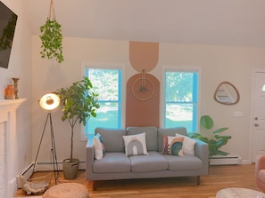 Smart-TV, Kamin, Bücher, Stereoanlage