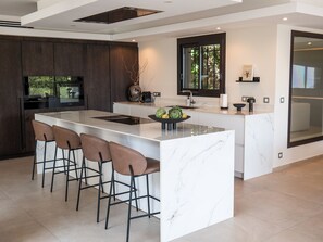 Private kitchen - A contemporary 5-bed masterpiece with sea & sunset views (Villefranche-sur-Mer)