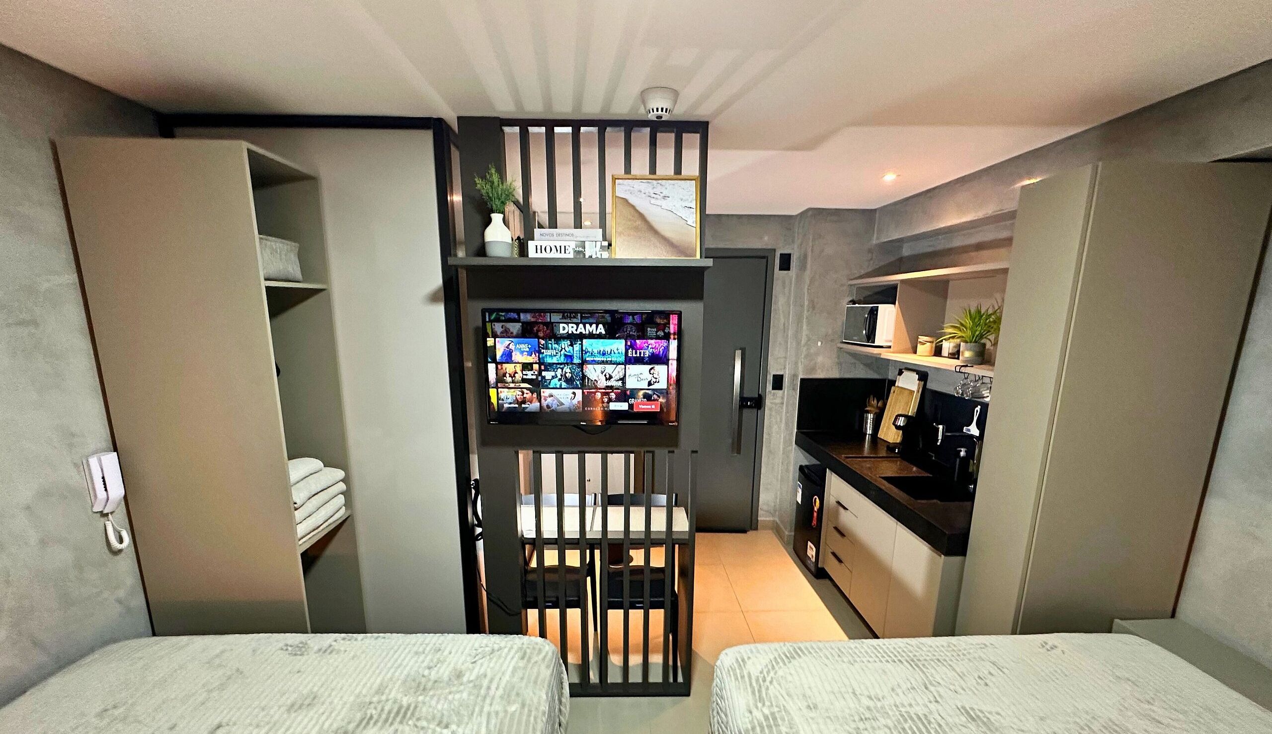 أغطية فراش متميزة وألحفة محشوة بالريش وأسرّة بطبقة علوية مريحة ومكتب