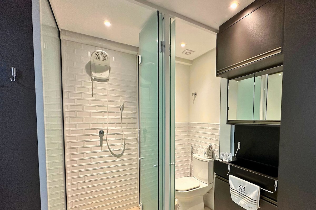 Deluxe Studio | Bathroom | Shower, towels, toilet paper