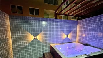 奢華開放式客房 | 室外 SPA 浴池