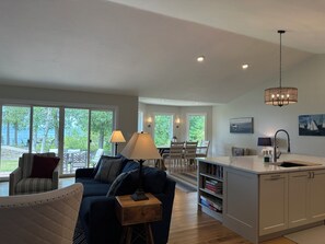 Smart TV, fireplace, ping pong, books - Enjoy nightly sunsets at this Beautiful Door County Waterfront Home (Sturgeon Bay)