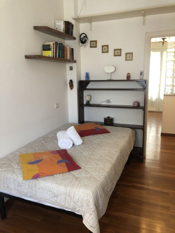 2 bedrooms, iron/ironing board, bed sheets