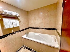 Separate tub and shower, hydromassage showerhead, free toiletries