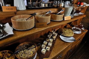 Café da manhã com buffet todos os dias mediante uma taxa