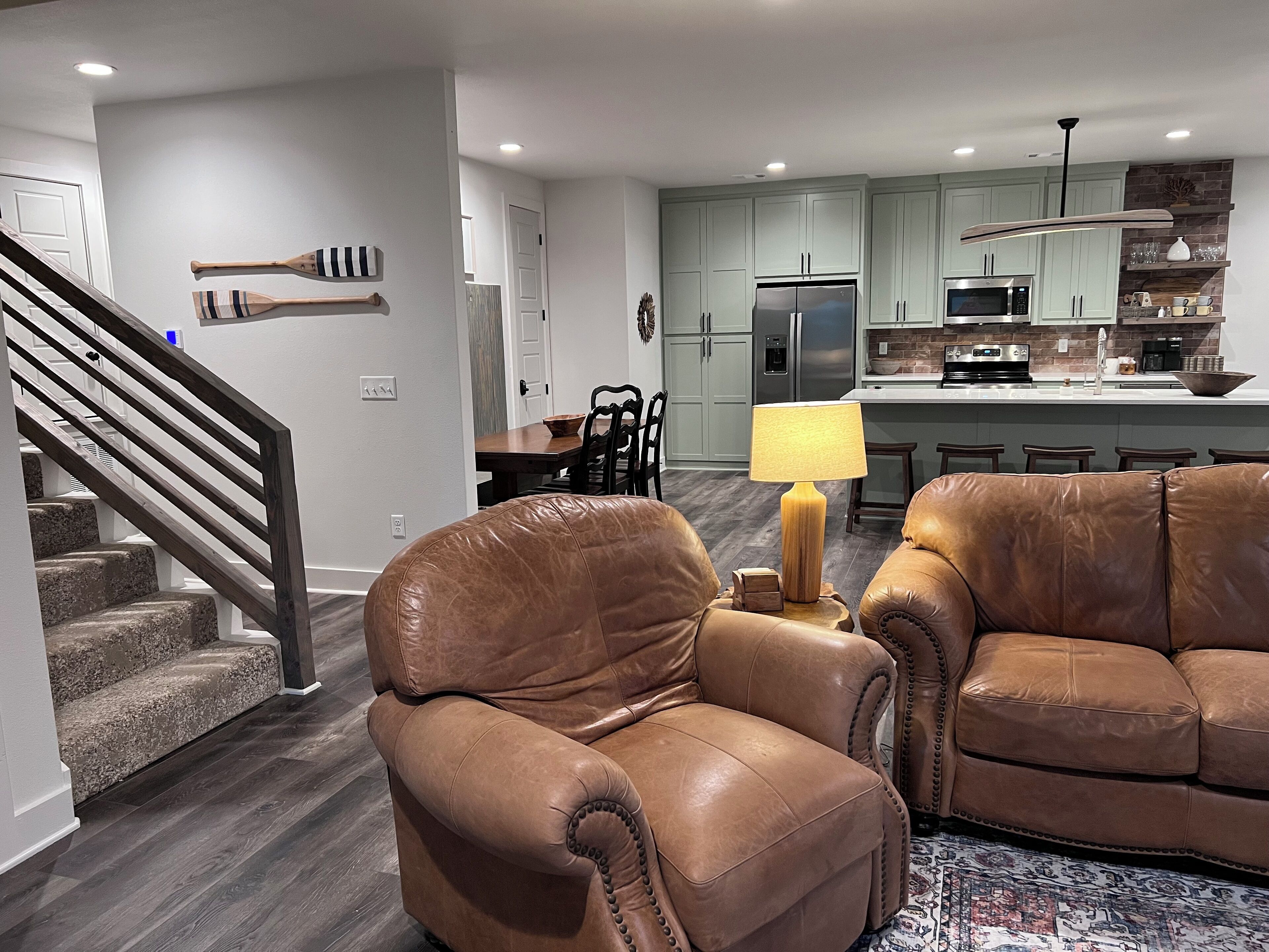 Smart TV, chimenea y libros 