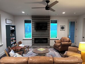 Älytelevisio, takka, kirjoja