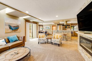 تلفزيون، مدفأة، تنس طاولة، كُتُب