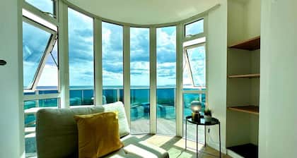 Stunning Panoramic Sea View Beach Location 2 bed