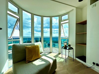 Stunning Panoramic Sea View Beach Location 2 bed