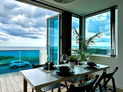 Stunning Panoramic Sea View Beach Location 2 bed