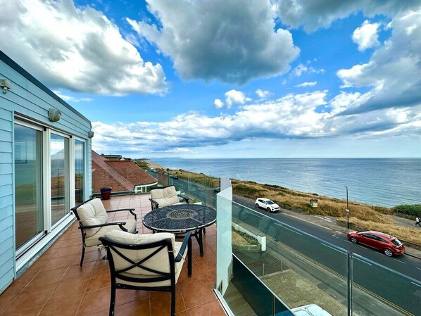 Outdoor dining - Incredible Panoramic Sea View 2 Bedroom Sleeps 4 WOW! (bournemouth)