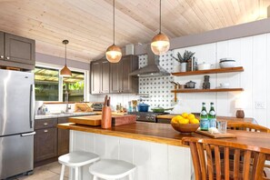 Réfrigérateur, un four, lave-vaisselle, cafetiÚre-théiÚre