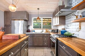 Fridge, oven, dishwasher, coffee/tea maker