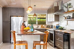 Fridge, oven, dishwasher, coffee/tea maker