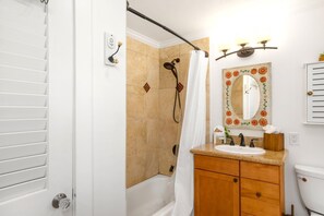 Douche, séchoir à cheveux, serviettes fournies