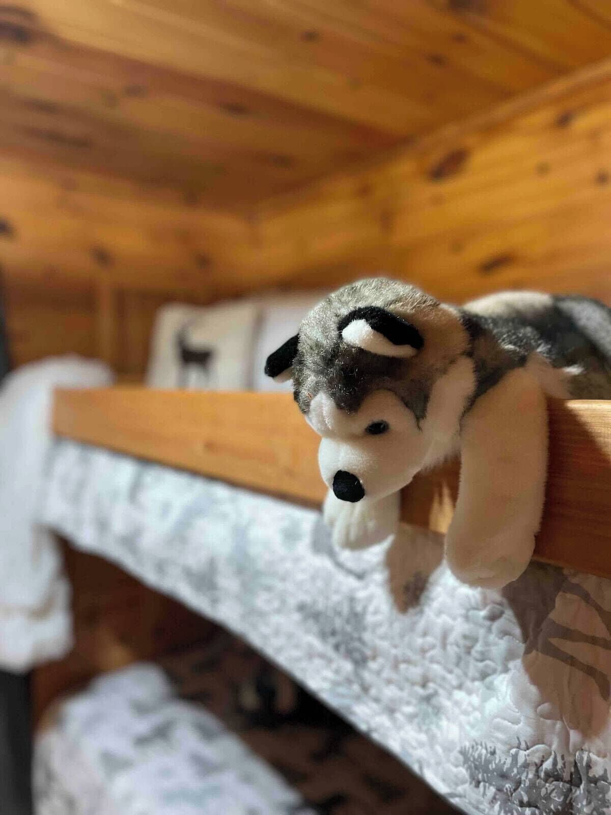 Un jouet en peluche posé sur une surface en bois.