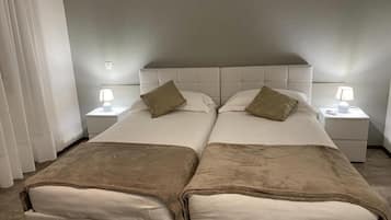 Habitación Confort con 1 cama matrimonial o 2 individuales | Escritorio, espacio para trabajar con laptop y wifi gratis