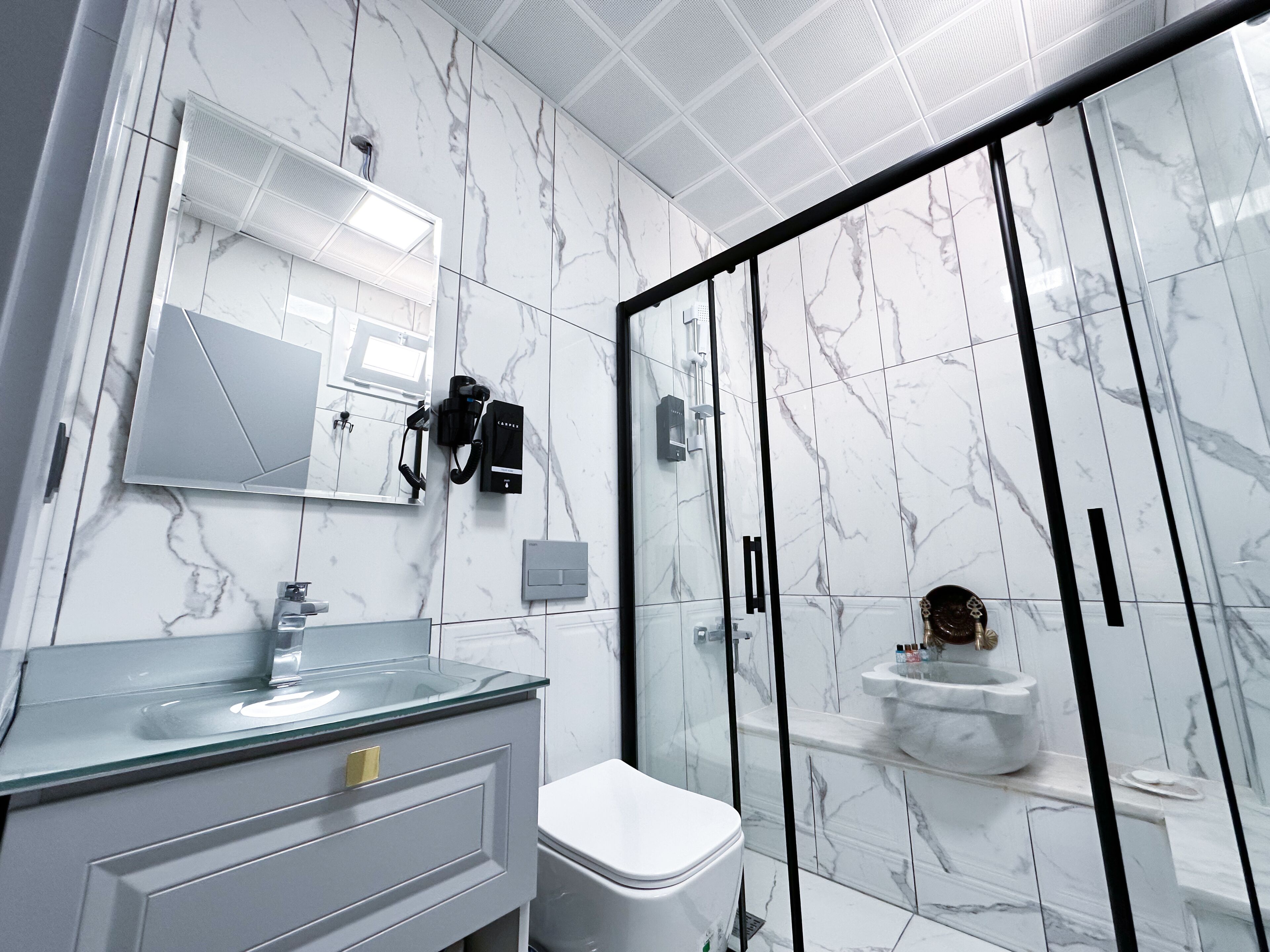 Quarto superluxo | Banheiro | Chuveiro, chuveiro com efeito de chuva, produtos de toalete grátis 