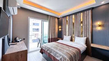 Luksusrom | Minibarvarer (inkludert), safe på rommet og skrivebord for bærbar PC