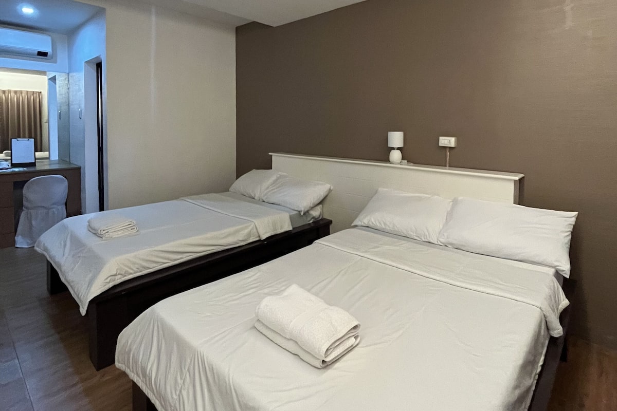 Camera con letto matrimoniale o 2 letti singoli | 2 camere, minibar, tende oscuranti, ferro/asse da stiro