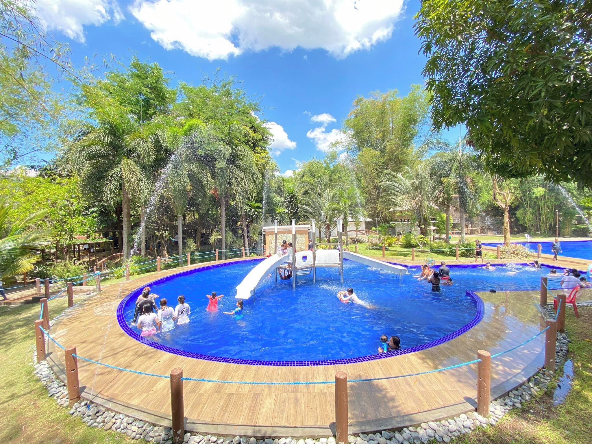 Kolam renang outdoor, dengan payung kolam renang dan kursi berjemur