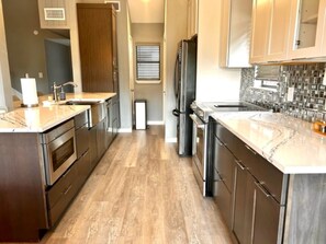 Jääkaappi, mikroaaltouuni, uuni, liesi