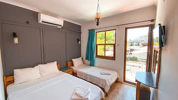 Habitación triple estándar, vista al jardín | Wifi gratis y ropa de cama