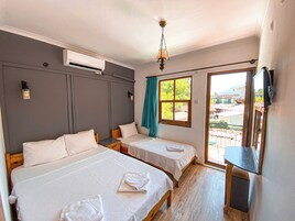 标准三人房, 花园景观 | 免费 WiFi、床单