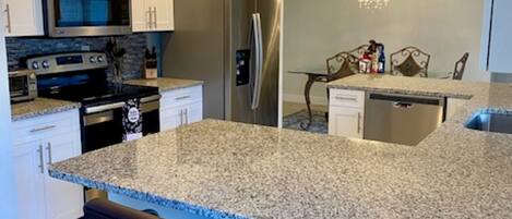 Kjøleskap, mikrobølgeovn, ovn og kokeplater