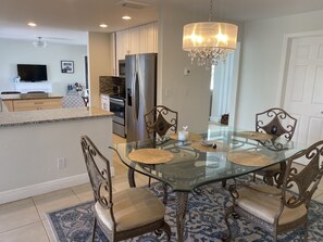 Dining - Quaint & Stylish Home located in SE Cape Coral walking distance to Restaurants (Cape Coral)