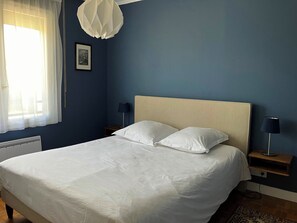 2 عدّة غرف نوم ومكواة/لوح كي وسرير سفر وملاءات أسرّة