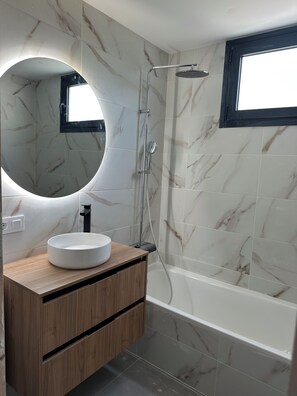 Shower, hair dryer, bidet, towels