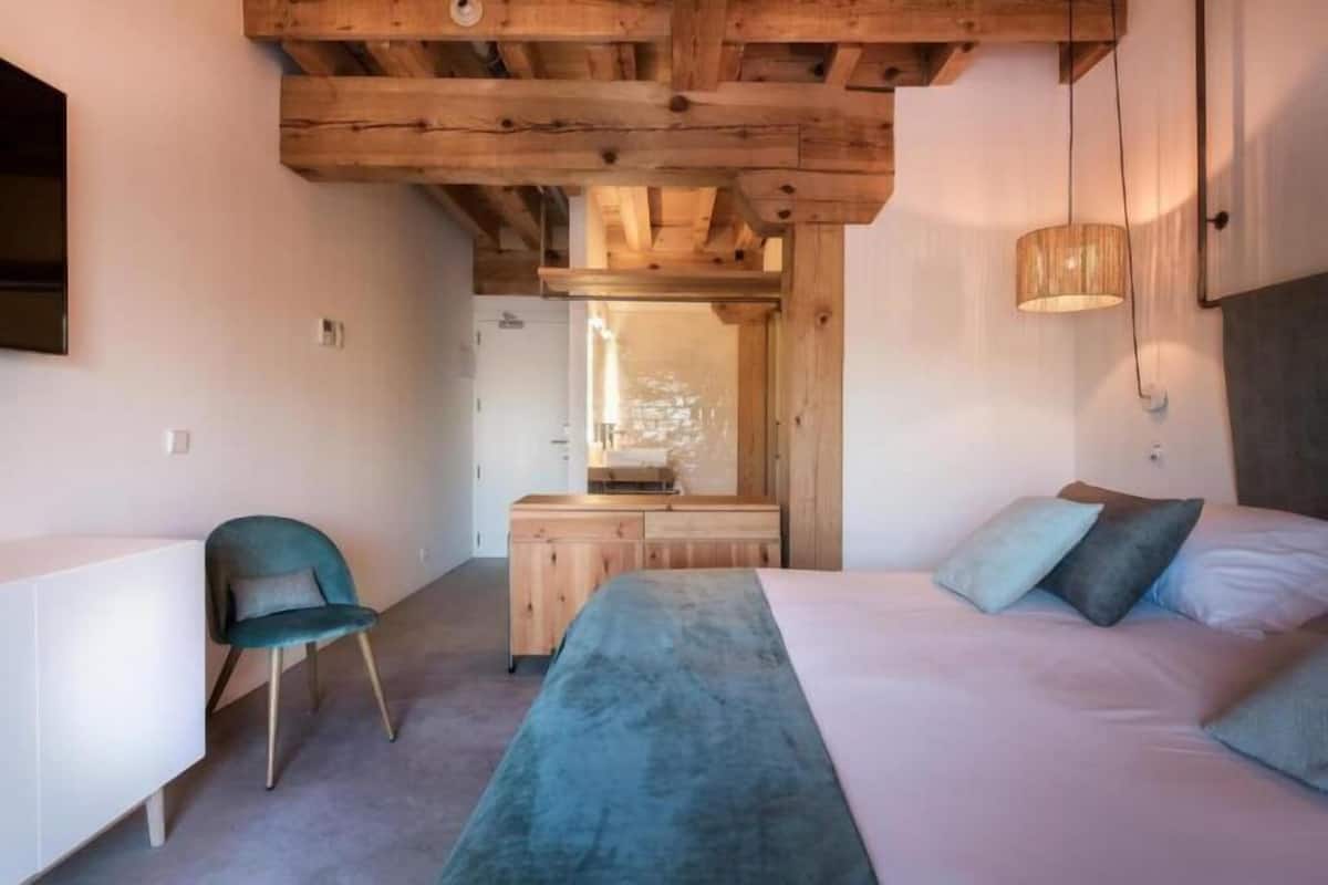 Standard-Doppel- oder -Zweibettzimmer, 1 King-Bett, Kanalblick | Zimmersafe, individuell dekoriert, individuell eingerichtet